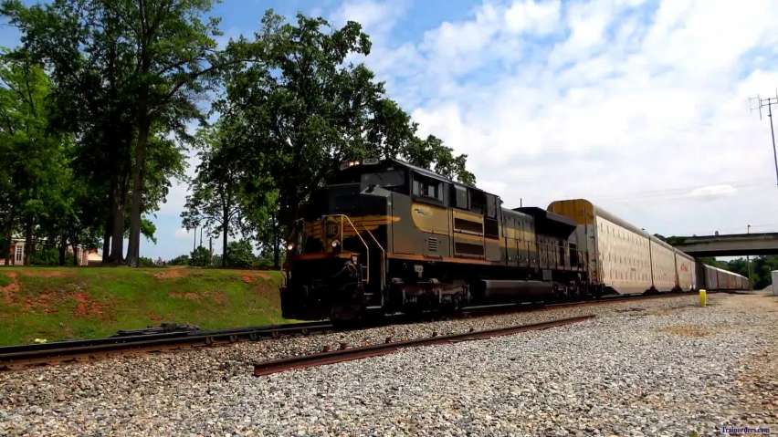 Erie heritage leads NS 218 out of the siding in Stockbridge, Ga.