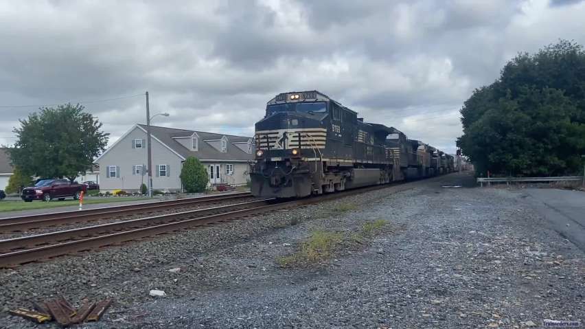 NS 261 Hustling Through Lyons, PA and other Reading Line Action