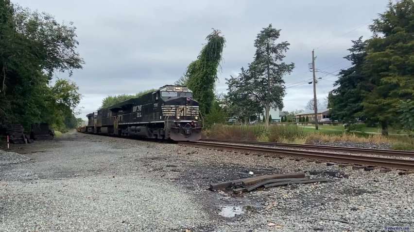 NS 261 Hustling Through Lyons, PA and other Reading Line Acti