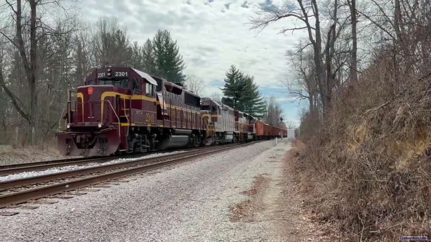 Louisville & Indiana ballast train meets CP potash train