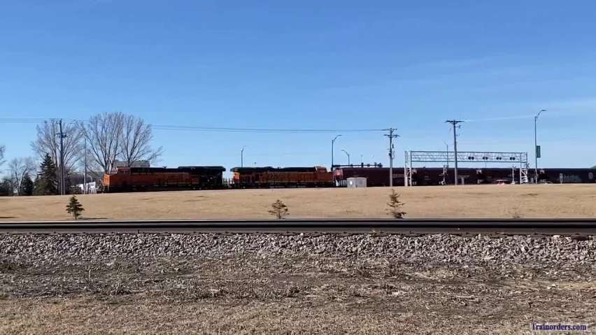 Slow-moving Longview, WA --to-- Noyes, MN empty unit grain train.