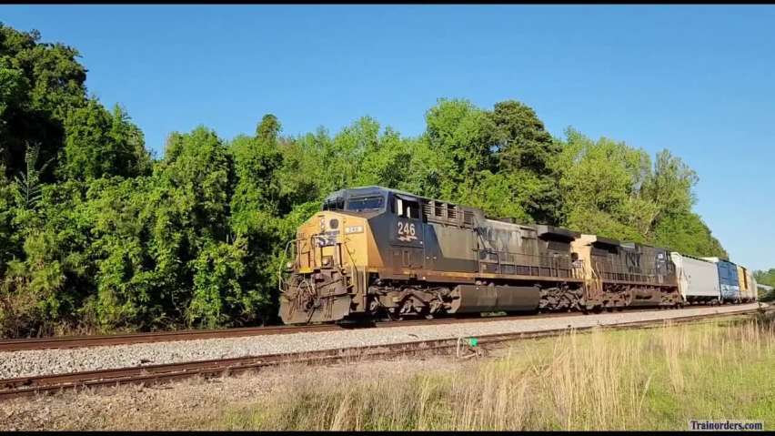 A classic pair of YN2s on CSX M582