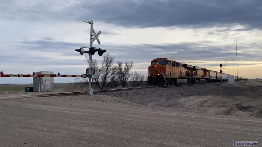 Thunderous Drayton, ND --to-- Kalama, WA loaded unit grain train.