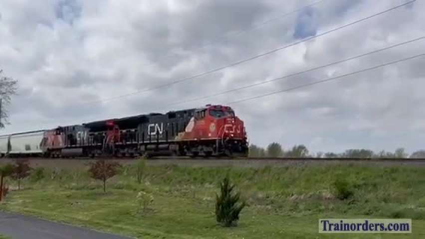 A GRANDE moment as near Pristine D&RGW Hopper runs on CN RR!